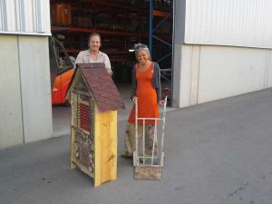 Caritas baut Insektenhotel für Honigwerkstatt