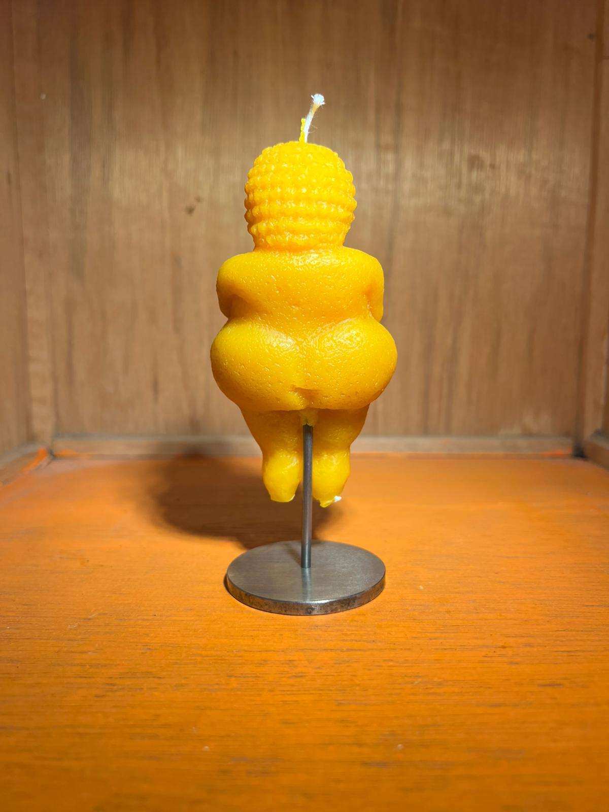 VENUS von Willendorf BIENENWACHSKERZE auf Eisenständer – Bild 3