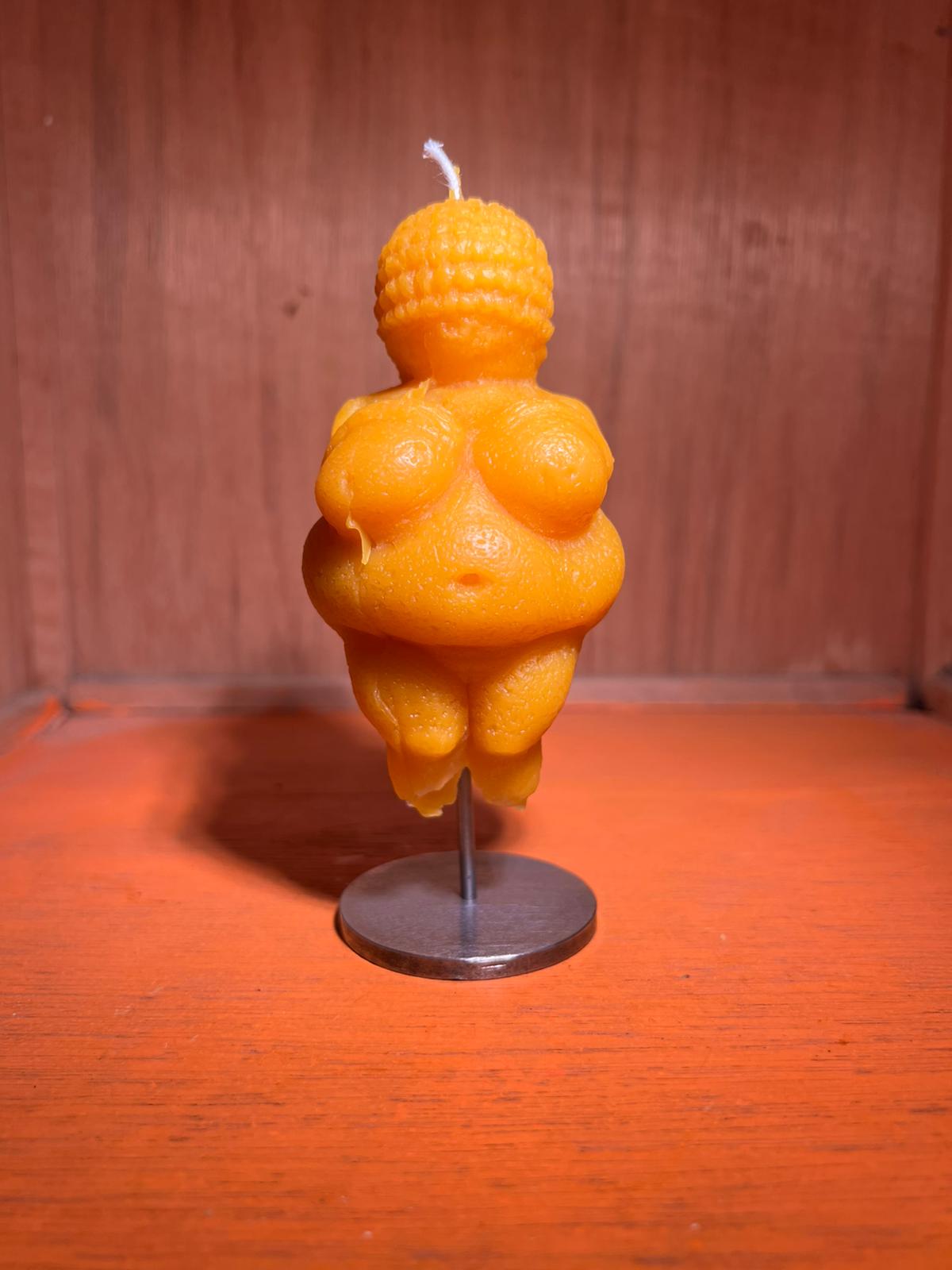 VENUS von Willendorf BIENENWACHSKERZE auf Eisenständer – Bild 4