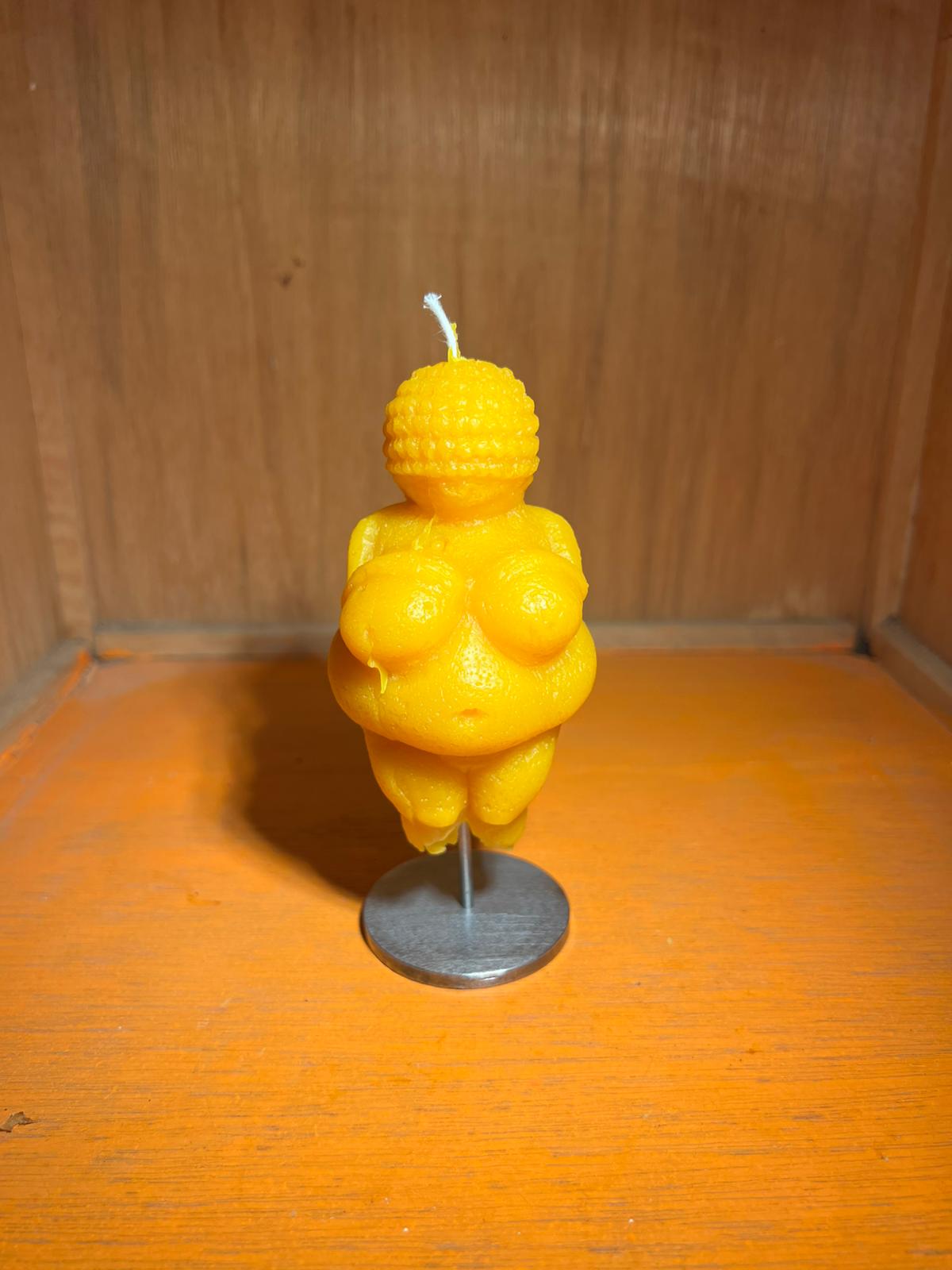 VENUS von Willendorf BIENENWACHSKERZE auf Eisenständer